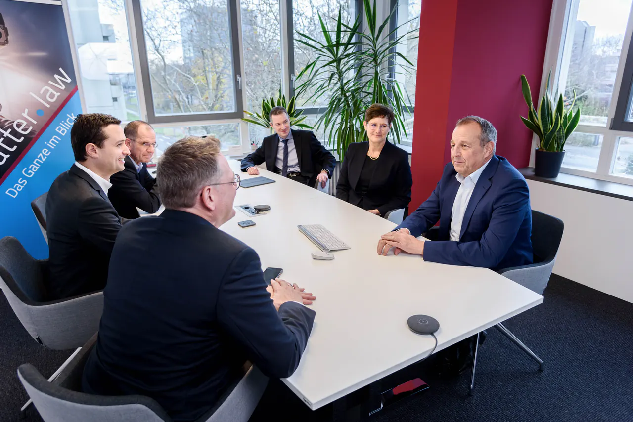 Besprechung im Konferenzraum der Kanzlei